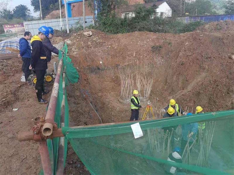 1619074333269958.jpg B匝道第三方检桩.jpg