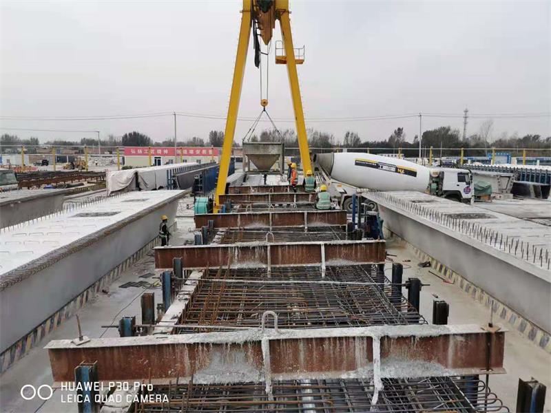 雄安梁场梁浇筑.jpg