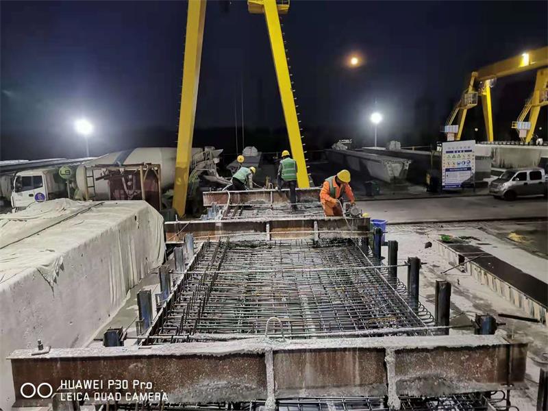 加班浇筑中.jpg
