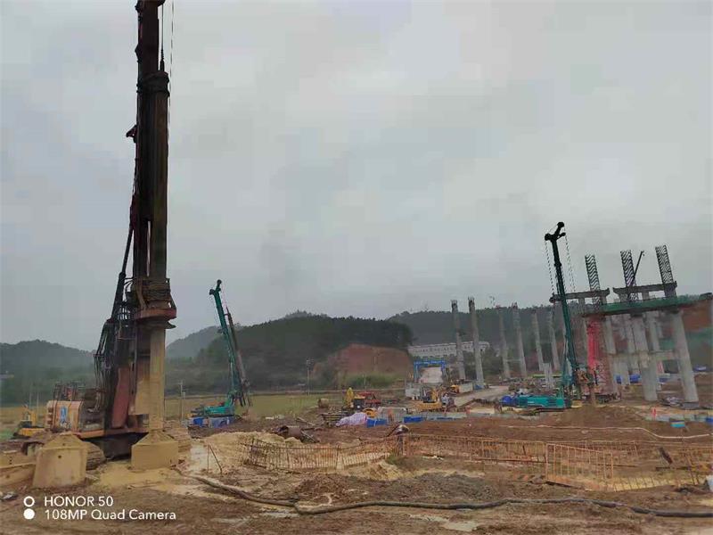 315钻机正常钻进中（宜井桩基）.jpg