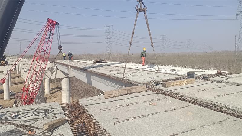 1647481476561747.jpg 第二片项箱梁吊装到位.jpg