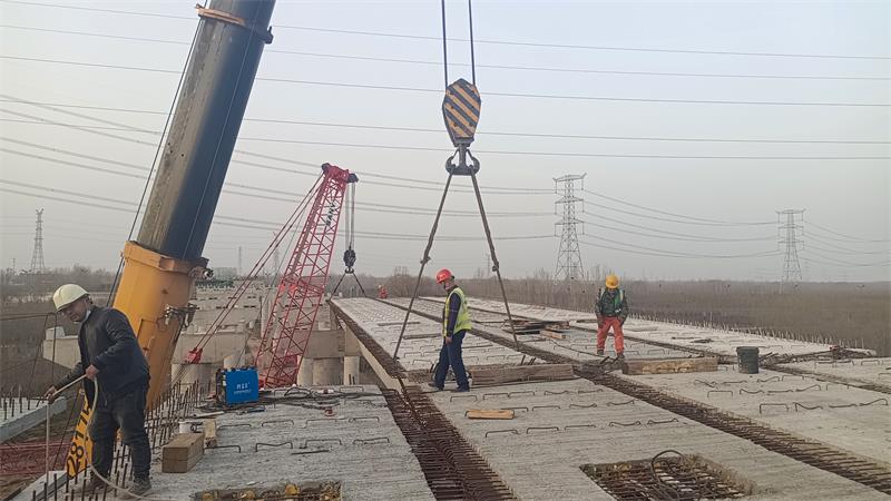 1647481514840602.jpg 第三片箱梁安全吊装到位.jpg