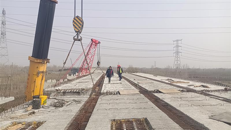 1647481549691940.jpg 第四片箱梁安全吊装到位.jpg