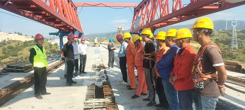 1666770855746374.jpg 业主,总监办,项目部橄榄坡大桥第9跨梁片架设现场交底4.jpg